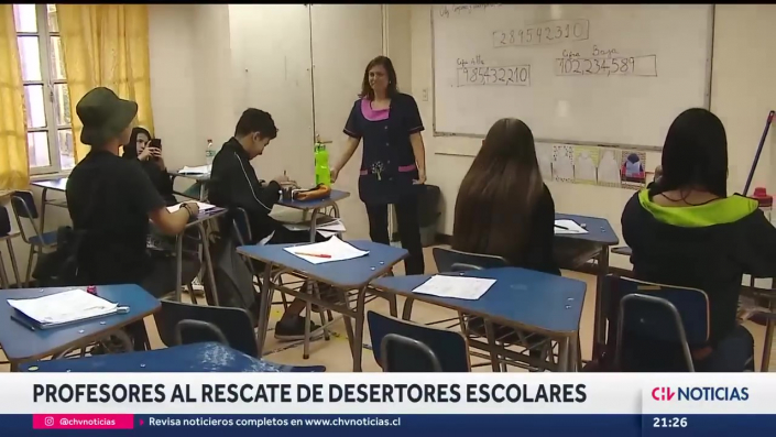PROFESORES AL RESCATE de los alumnos que abandonan el colegio – CHV Noticias_Moment