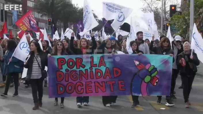 Profesores chilenos se manifiestan por mejoras laborales y dan ultimátum al Gobierno_Moment