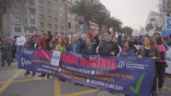 Profesores marchan en Chile para reclamar millonaria deuda con la educación pública _ AFP_Moment