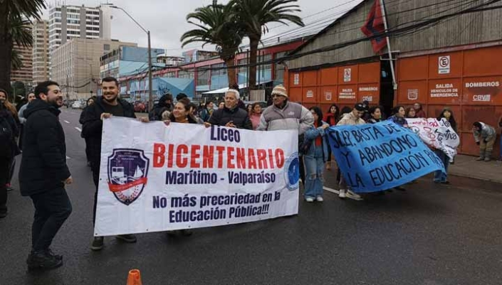 Profesores-y-apoderados-del-liceo-Bicentenario-de-Valparaiso-se-manifestaron-acusando-malas-condiciones-estructurales