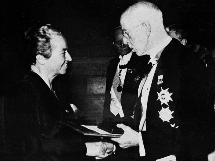 gabriela mistral recibe nobel
